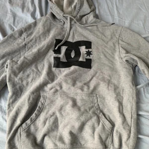 dc hoodie - snygg dc hoodie, knappt använd alls och väldigt bra skick. ganska tunt material. lite oversized på mig som är 165. 