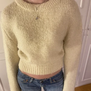Stickad tröja - Snygg stickad tröja från zara, oanvänd! Köparen betalar frakten.