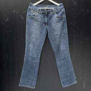 Ett par jeans från Gina Benotti som är i lågmidjad modell. Köpta second hand.