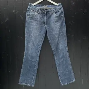 Ett par jeans från Gina Benotti som är i lågmidjad modell. Köpta second hand.