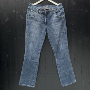 Gina Benotti Jeans - Ett par jeans från Gina Benotti som är i lågmidjad modell. Köpta second hand.