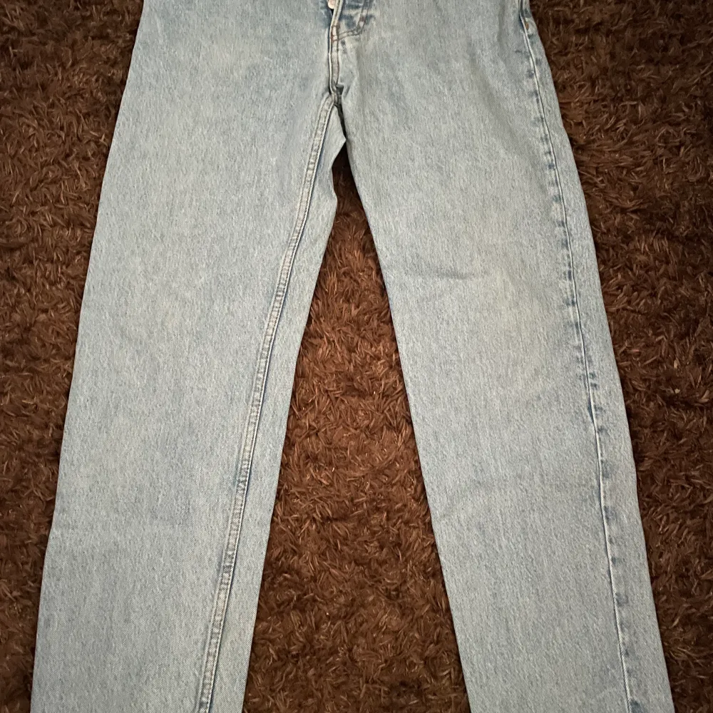 Hej säljer ett par blå weekday jeans, pågrund av att dem är för små för mig. Frågor skriv . Farkut & Housut.