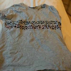 T-shirt - Säljer den här söta t-shirten som tyvärr har blivit för liten för mig💗