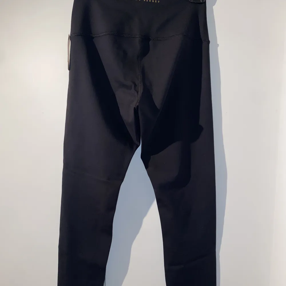 Victoria secret leggings i 3/4 längd. Storlek M. Aldrig använda etiketten finns kvar. Finns i svart och lila.  Säljer 1 för 400 kr. Köper man båda får man de för 600 kr.. Jeans & Byxor.