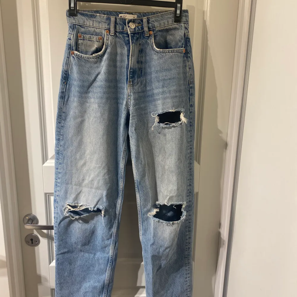 Snygga slitna jeans från Gina Tricot💞Stor i storleken så passar mig som vanligtvis har 36😊(köparen står för frakten). Jeans & Byxor.