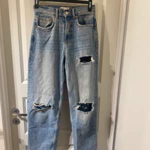 Snygga slitna jeans från Gina Tricot💞Stor i storleken så passar mig som vanligtvis har 36😊(köparen står för frakten)