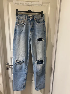 Jeans - Snygga slitna jeans från Gina Tricot💞Stor i storleken så passar mig som vanligtvis har 36😊(köparen står för frakten)