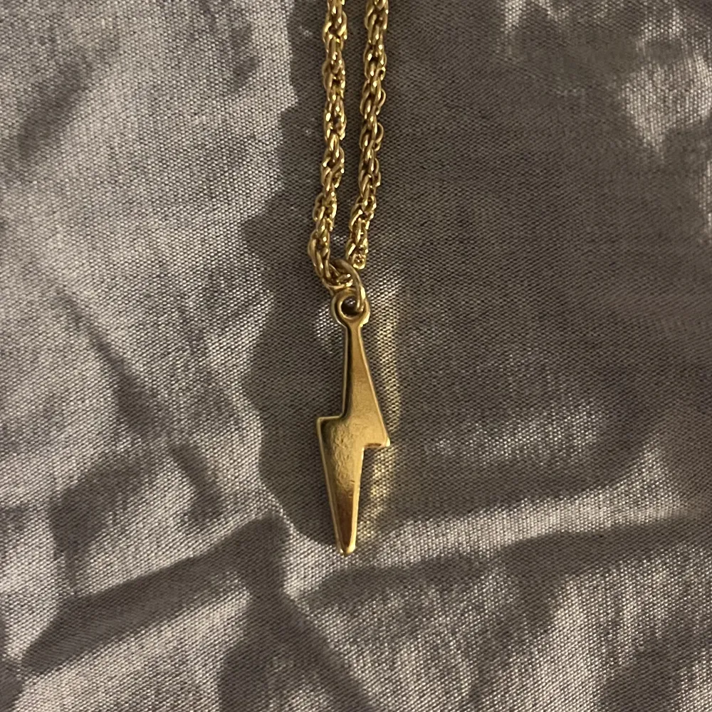 säljer pga är en silverperson! köpt från gina tricot men jätte slitbart material. inga defekter, hör av dig om frågor eller liknande!💕. Asusteet.