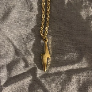 blixt halsband⚡️ - säljer pga är en silverperson! köpt från gina tricot men jätte slitbart material. inga defekter, hör av dig om frågor eller liknande!💕