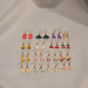 Örhängen  - Örhängen i massa olika motiv. 20-30 kr st. Frakt 15 kr