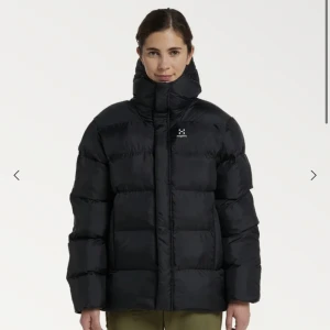 Puffy Mimic Hood Women Jacket - Säljer min nya haglöf jacka i storlek S, skulle kunna passa en medium, den är använd 1 gång, nypris 2 500kr 