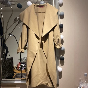 Beige kappa - Säljer denna som tyvärr blivit för liten. Perfekt för vädret som är nu.