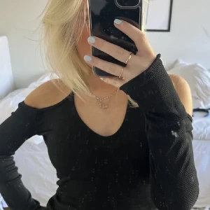 Tröja - Säljer denna super fina tröja med snörning som man kan bestämma själv hur man vill ha den🖤