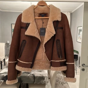 Gant jacka - Helt ny Gant jacka i äkta fårskinn. 