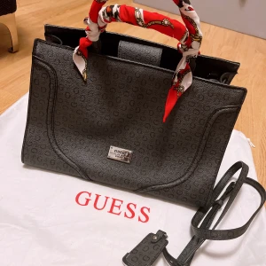 Guess - Äkta Guess Svart Väska med twilly.