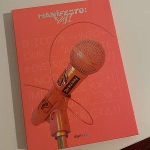 Enhypen album - Manifesto day 1 ,Version Allt ingår förutom med en photocard, en poster och allt annat som finns med  allt är i bra skick och nytt, cd:n är även aldrig använd :) 