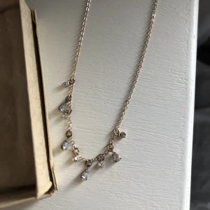 Halsband med stenar - Halsband med stenar som skiftar i färg 💝
