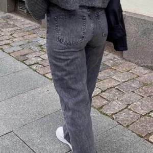 Ett par gråa raka jeans från Gina tricot.st 38 Super fina men kommer inte till andväning så mycket Inte så andvända Köpte för 599kr Säljer för 400kr+frakt💓 Skriv för egna prisförslag