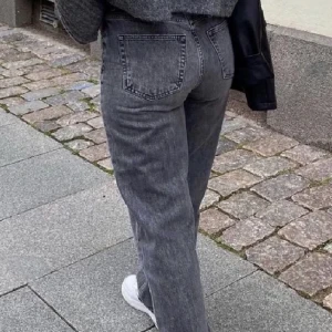 Gråa raka jeans,Gina tricot 38 - Ett par gråa raka jeans från Gina tricot.st 38 Super fina men kommer inte till andväning så mycket Inte så andvända Köpte för 599kr Säljer för 400kr+frakt💓 Skriv för egna prisförslag