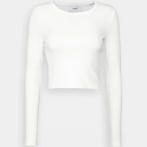  Zalando tröja - Säljer denna fina tröjan ifrån zalando. Säljer pga att den inte kommer till någon användning. Använd ca 2 gånger. Köparen står för frakten!