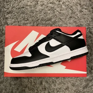 Dunk low panda  - Säljer dessa dunk low panda i flera storlekar 46,45,44,42,39,38,37.5