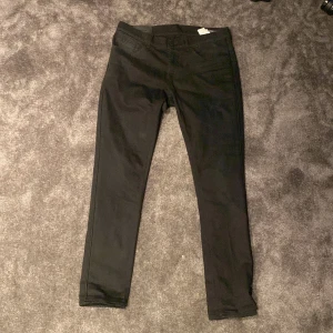 Dondup jeans - Säljer mina dondup jeans i modellen George. Mycket bra skick då jag knappt använt. Storlek   35