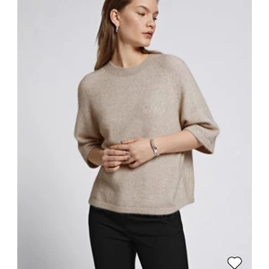 Boxy alpaca knit t-shirt  - Populär tröja från &other stories som är slutsåld i de flesta färger och storlekar. Helt oanvänd och har lappen kvar!