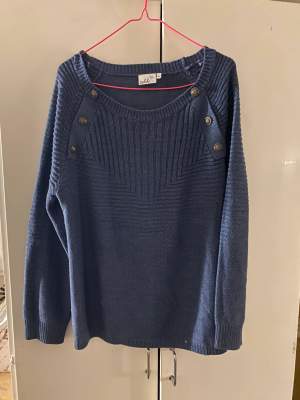 Supersöt blå stickad sweater från Isolde. Köptes nu och använd 10ggr ungefär. Den har en väldigt rak ringning och sitter nästan offshoulder. Strl XL men passar bra från strl M-XL också! 💕💕💕