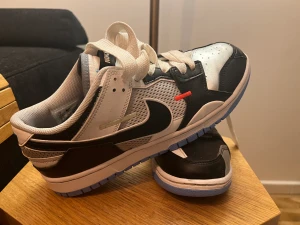 Nike Dunk Low  - Nike Dunk Low scrap premium. Använda 1 gång. 