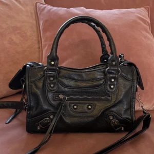 Väska - Säljer min Balenziaga-liknande väska! Den är i jättebra skick men kommer inte till användning och därav säljer jag den. Många som vill köpa så buda eller köp direkt för 800💕