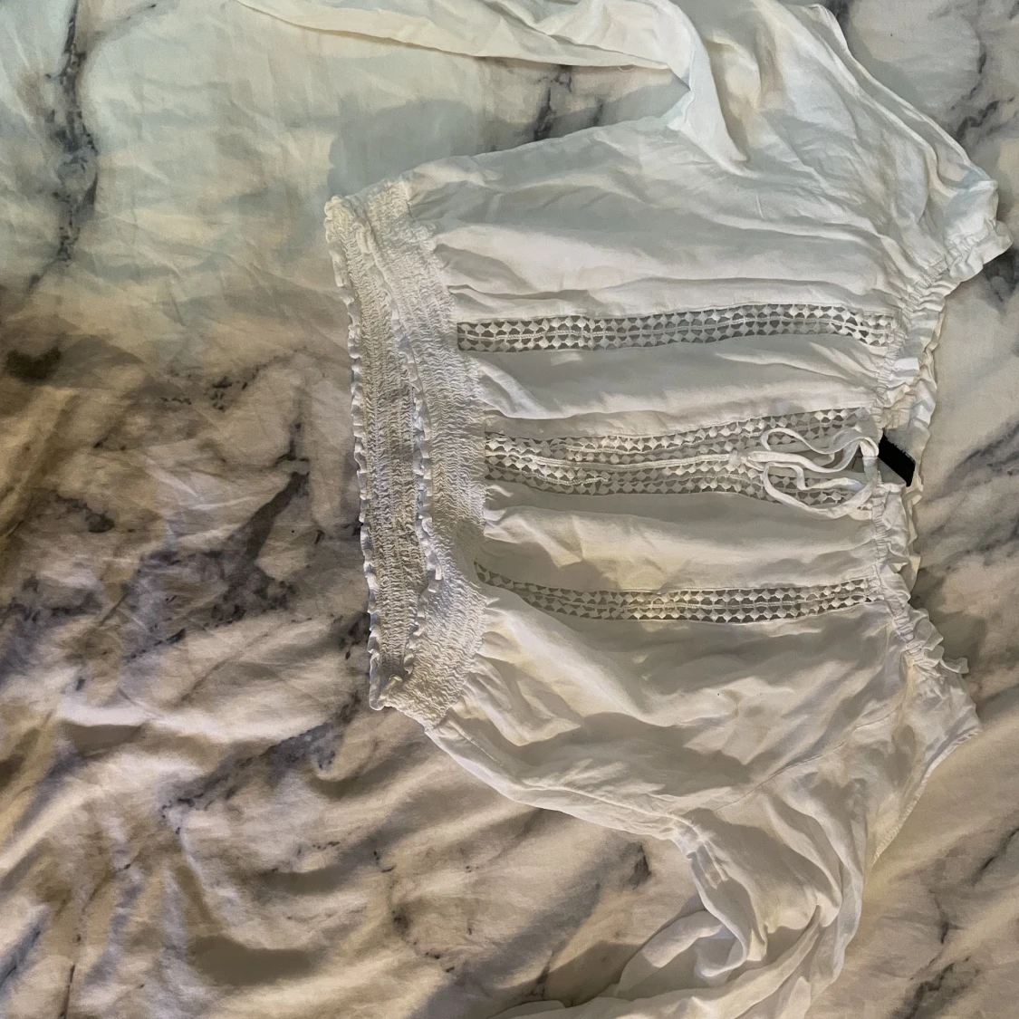 Vit blus med hål för axlarna  - 90