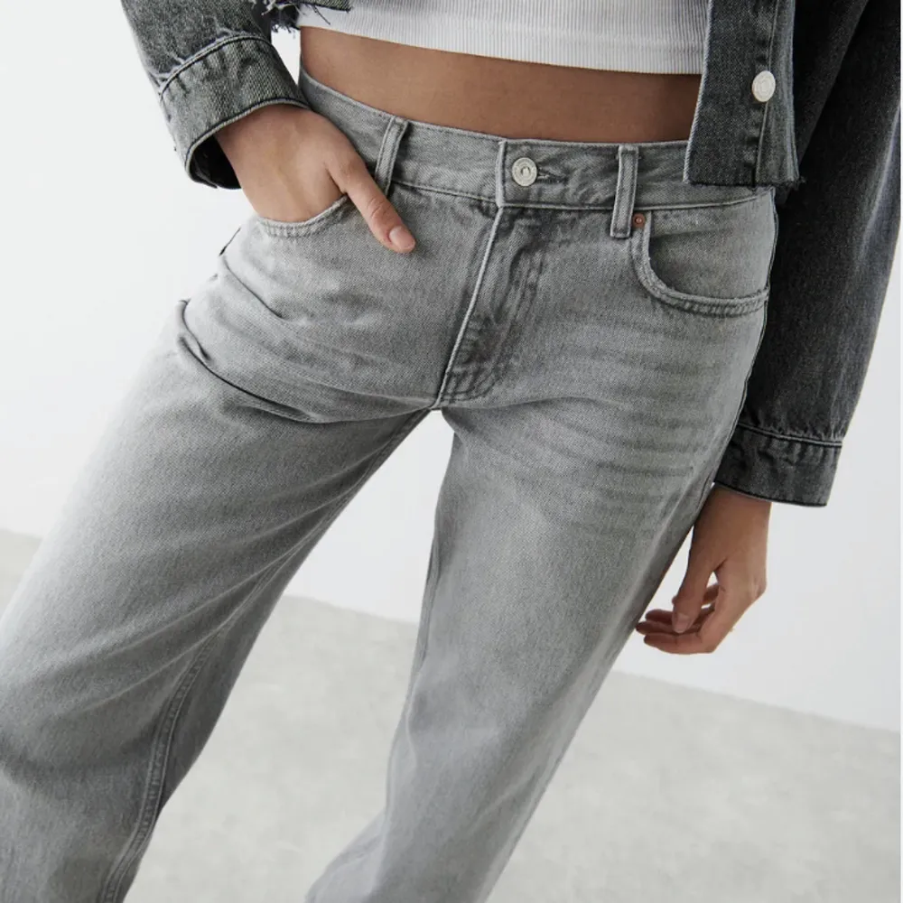 De superpopulära grå Lågmidjade jeansen från Gina! Knappt använda och utan fläckar eller slitningar. De är i strl 32 men passar även mig som brukar ha 34⭐️  Hittade tyvärr inga egna bilder men är ni intresserade kan jag fixa det i meddelanden💋. Jeans & Byxor.