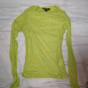 Mesh topp - Tröja i mesh köpt på Carlings om jag ej missminner mig. Några skönhetsfel pga skört material. Inget som stör helheten dock för det "slätas ut" när den sitter på😊 Köparen står för frakt.