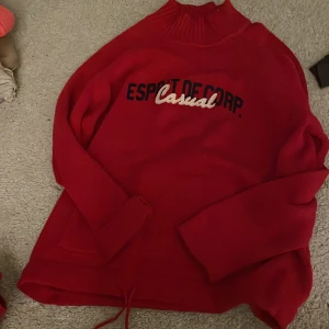 Röd stickad tröja  - Säljer nu min stickade tröja för att den är för stor. Använd väldigt sällan . Ingen aning vilken storlek den är men skulle gissa på M eftersom att jag har xs o den är lite stor på mig