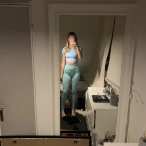 Tränigstights  - Ett par så fina blåa träningstights från NJIE, supersköna! 