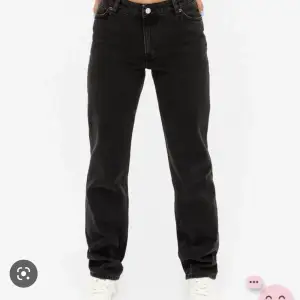 Mid waste jeans från monki. Har storlek 24 och är 160 lång. Andvönta 2 gånger