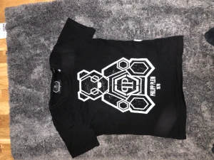 Philipp  plain t-shirt  - Säljer en philipp plein t-shirt  Säljer den för använder inte den längre har haft några månader  Storleken är M men passar även för S