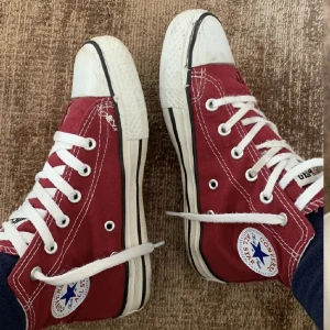 Converse - Fina röda converse som är i storlek 35 men passar mig som har 36/37. De är i bra skick men de syns lite att de är andvända 