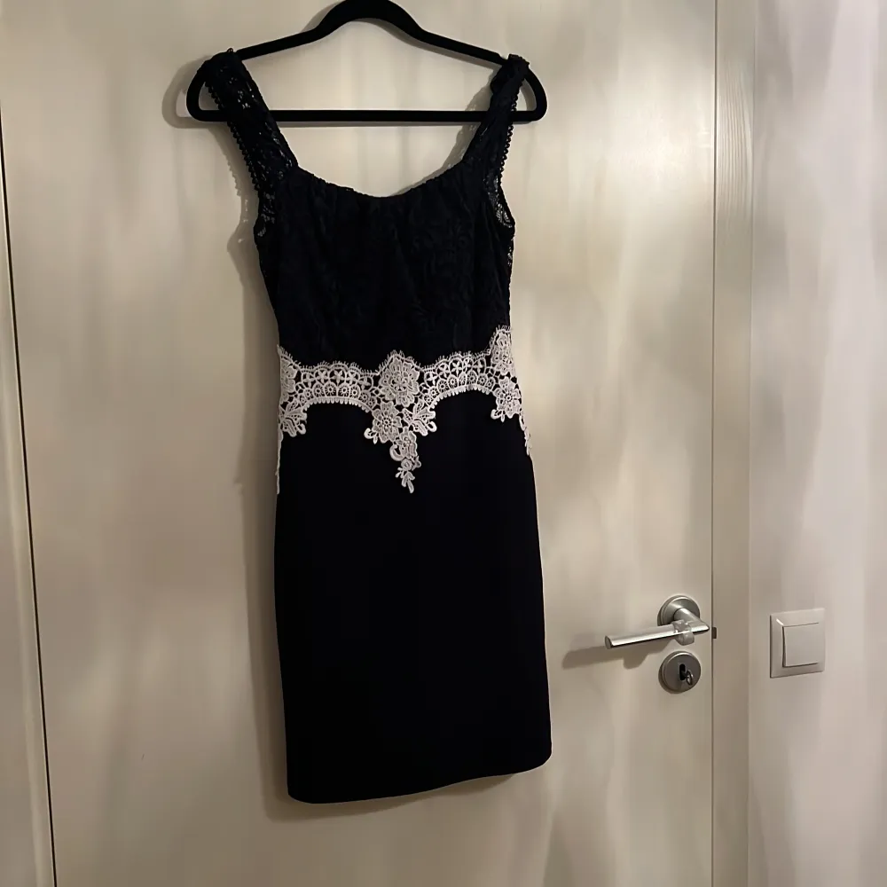 Mörk blå klänning , använd 1-2 gånger , väldigt fint skick ! I storlek ONE Size passar S-M .. Klänningar.