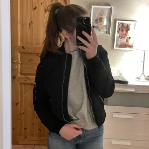 Bomber jacka - Fin bomberjacka i storlek xs som ja säljer för den blivit lite för liten på mig, skön o sitter bra perfekt till våren❤️ bara att skriva privat för med bilder eller så