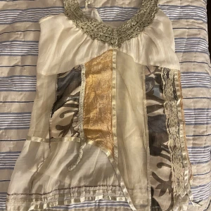 Somrig top - Super fin lite osymmetrisk topp med guld detalj och paljetter 