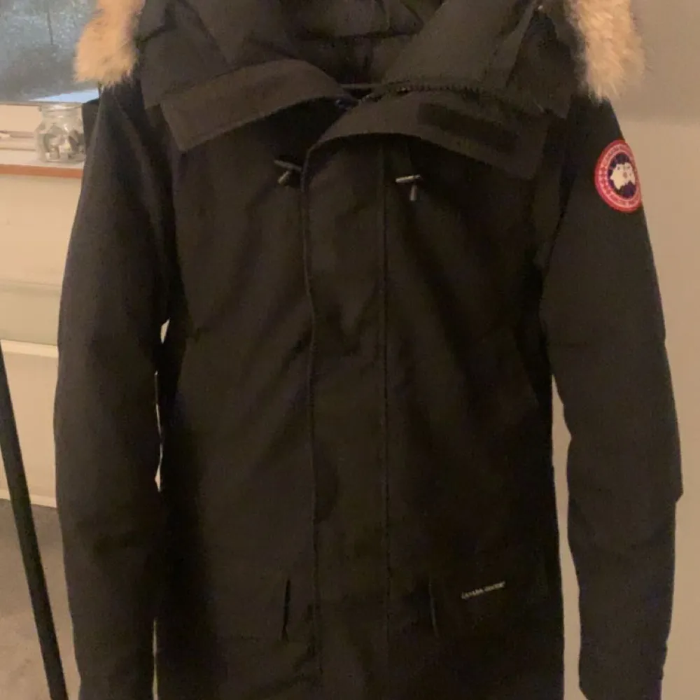 Hej! Jag säljer min killes canada goose jacka i strl Xs men passar S-M också. Jackan är i nästan ny skick 8/10, bara använd en vinter med en bra vårdnad av jackan dvs Jackan är felfri. Priset för jackan är 3250kr, kan sänka priset vid snabb affär.. Övrigt.