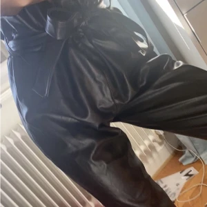 Byxor  - Skinnbyxor från Missäy. Storlek S. Endast provade. 