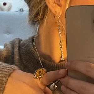 Långa örhängen - Skynda köp dem här supersnygga örhängena! Finns endast 2 par kvar! Vi har gjort om dem från ett par andra örhängen☺️