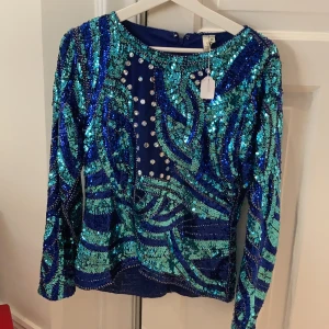 Paljettopp storlek 36 - Paljettopp storlek 36 från NLY TREND. Inköpt för 360 kr second hand, säljer för 200 ex frakt.