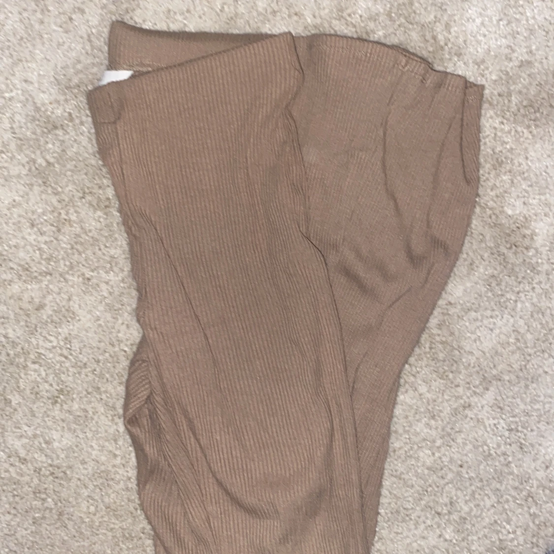 Beigea ribbade utsvängda