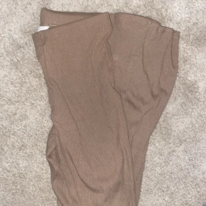 Beigea ribbade utsvängda - Beigea utsvängda ribbade byxor/tights från hm.