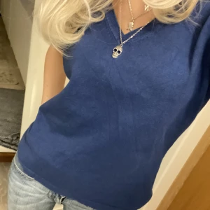 Stickad tshirt - As snygg mörkblå stickad tshirt