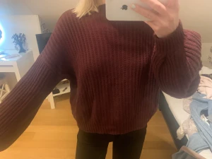 Stickad tröja  - Vinröd stickad tröja från na-kd. Storlek S men skulle säga att den är stor i storleken så skulle även passa M.