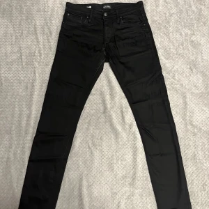 Svarta jeans ifrån Jack & Jones slimfit Glenn 30/32 - Svarta lite smått slitna jeans från Jack & Jones med storlek W30 L32. Pris kan diskuteras vid snabbaffär.